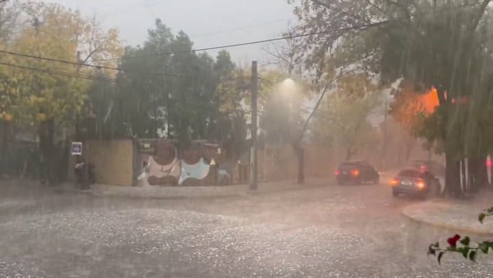 Los usuarios comenzaron a compartir clips del granizo (Video: X @carlosbrigo)