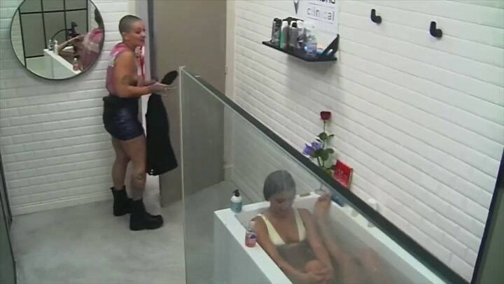 La reacción de Furia al ver a Rosina y Lucía muy cerca en el baño: “¡Las amo”!