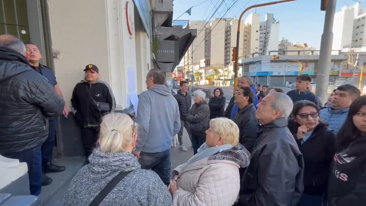 Malestar en Avellaneda por las demoras para abrir las mesas de votación