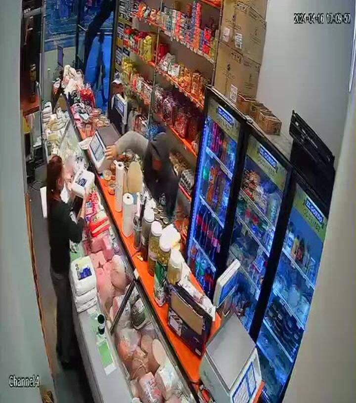 Ladrones entraron a robar en una fiambrería de Merlo y se llevaron una horma de queso