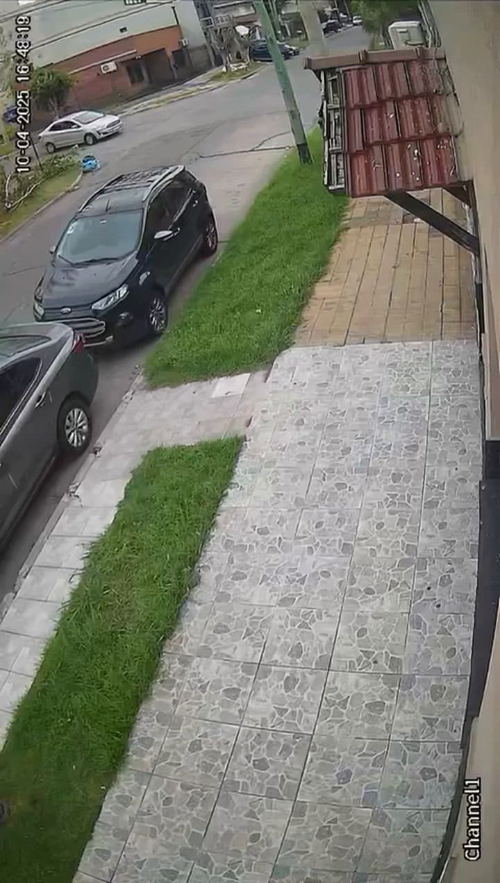 Inseguridad en La Matanza: delincuentes armados asaltaron a dos chicas en la puerta de su casa