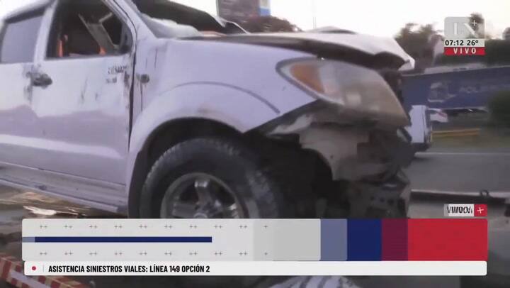 Perdió el control de su camioneta, derribó un poste de luz y generó un choque múltiple sobre la auto