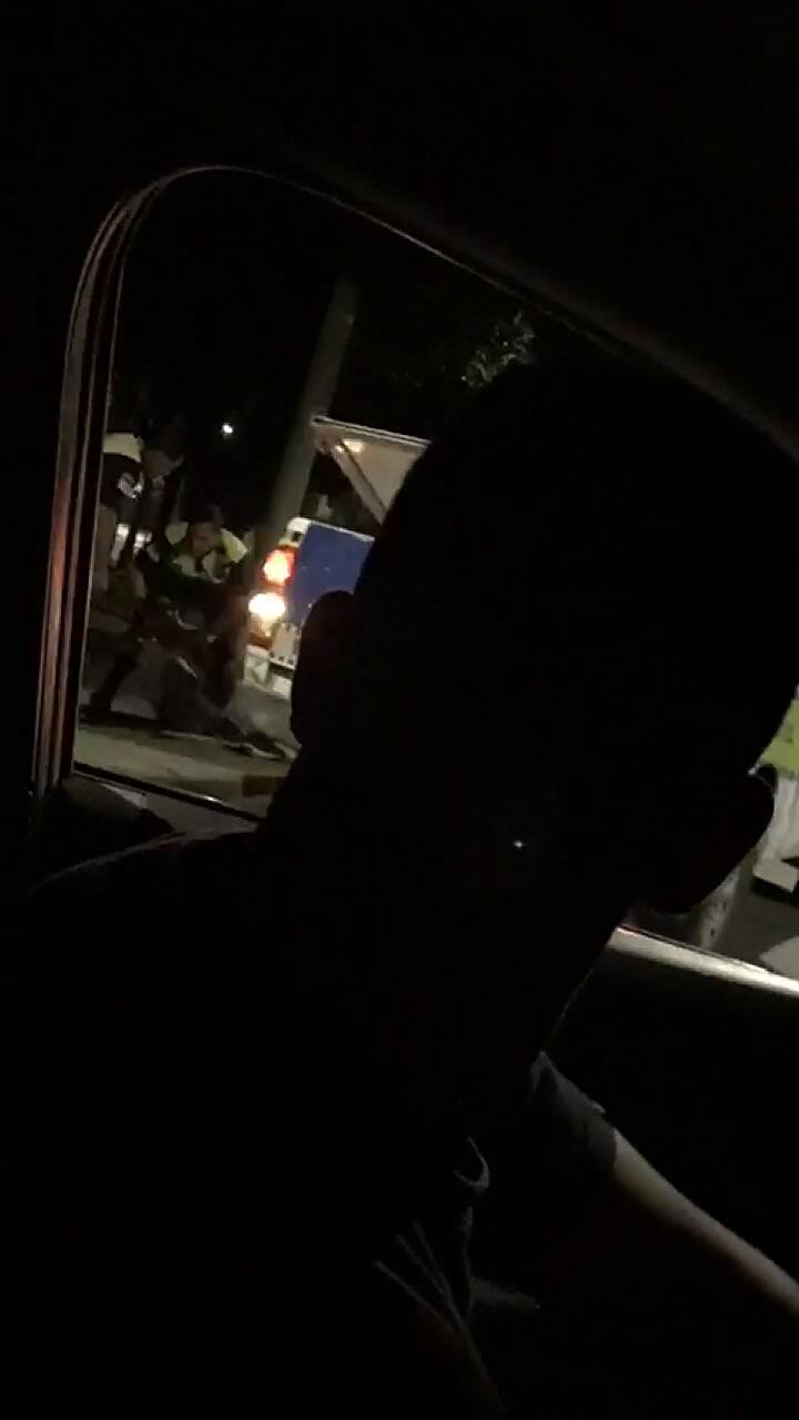 El momento que el hombre se da a la fuga