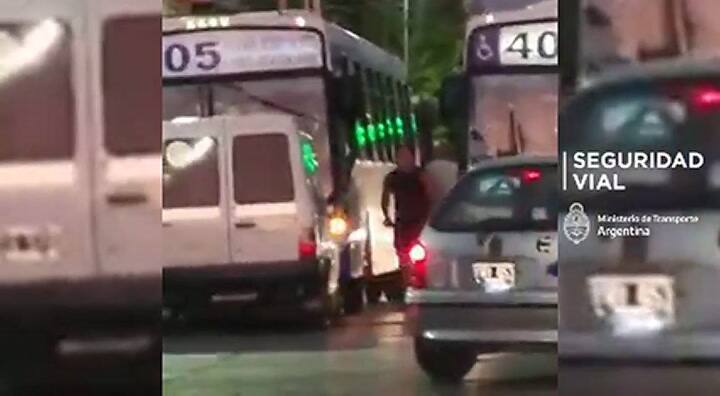 El momento en el que un chofer de colectivo fue brutalmente agredido