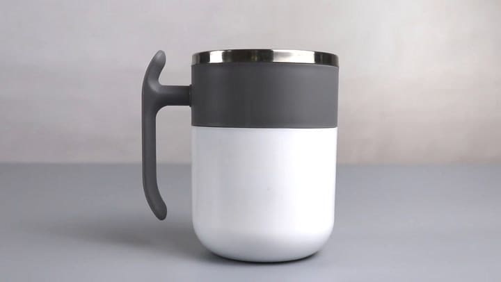 Esta es Aumix, la taza que revuelve el café sola, sin cucharita y sin usar electricidad - Fuente: Yt