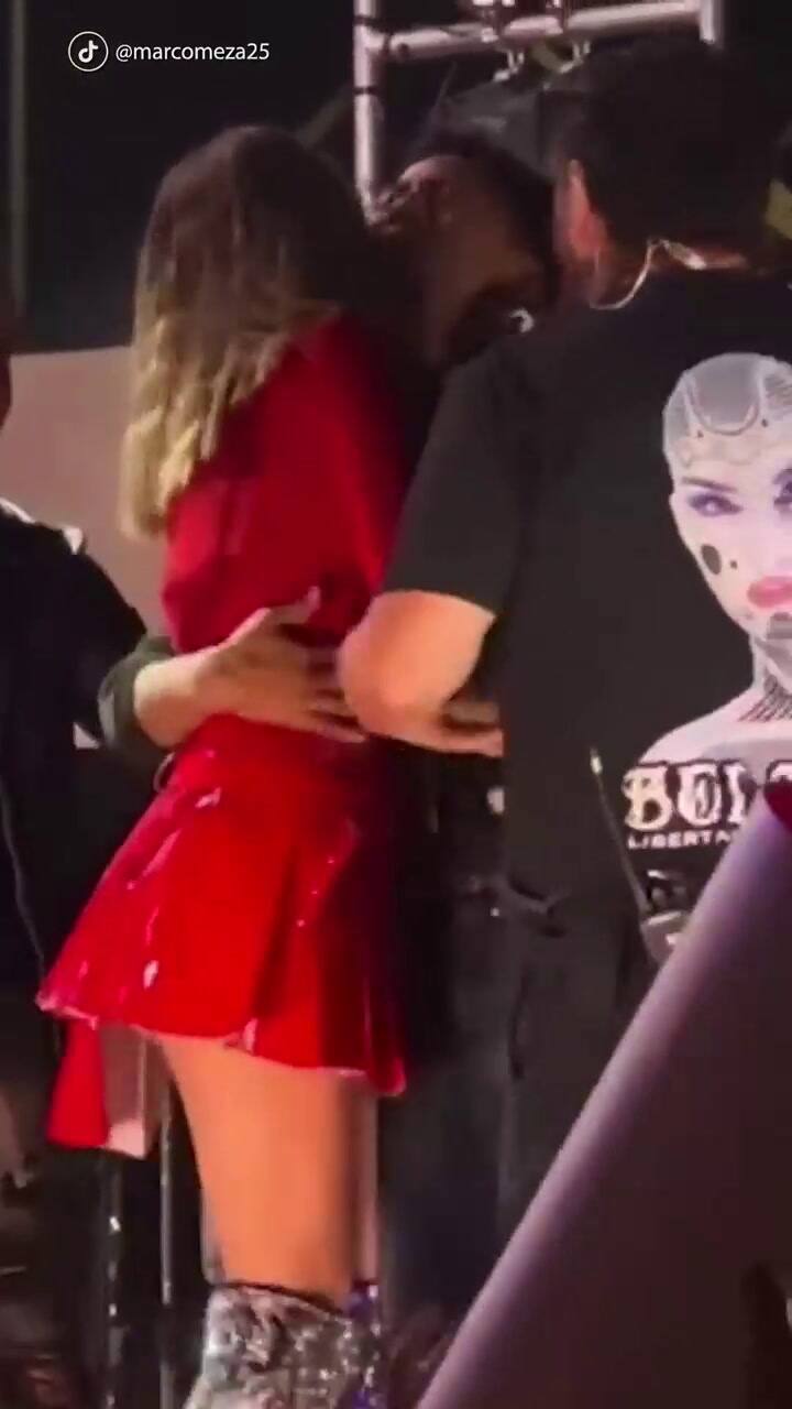 Un fan agarró a Belinda y ella indicó que la lastimó