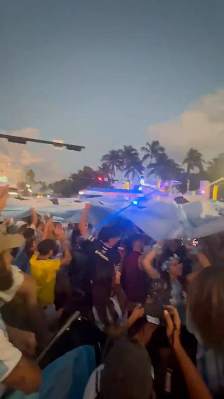 Los festejos por el pase a la final en la puerta de Manolo, donde se suelen reunir los argentinos