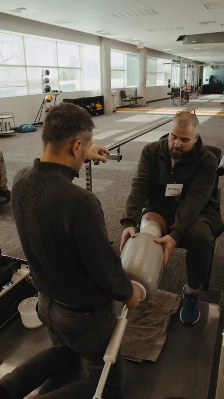 Sesión de rehabilitación con soldados amputados