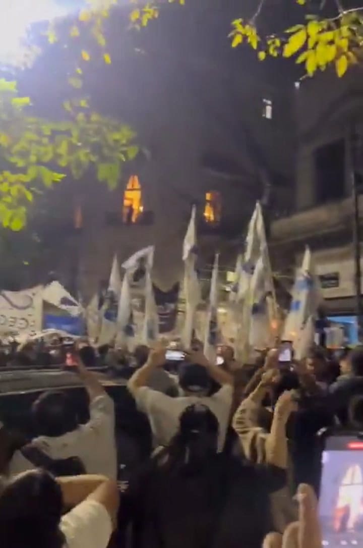 Manifestantes con banderas de diferentes agrupaciones fueron a San José 1111 tras la marcha federal universitaria
