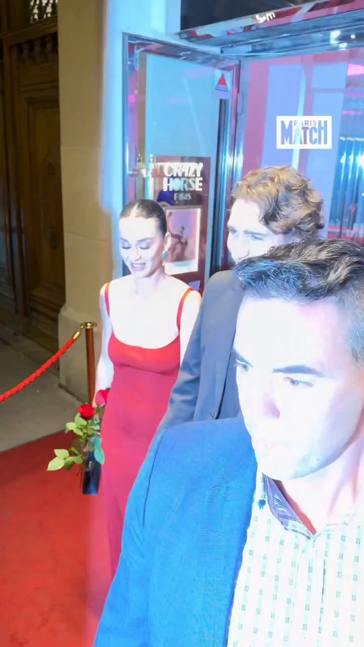 Tres meses de especulaciones culminaron con una aparición pública en París