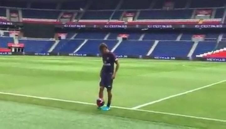 El blooper de Neymar durante su presentación en PSG