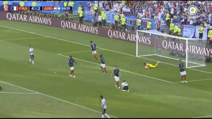 Messi gambeteó en el área francesa pero definió mal ante Lloris - Fuente: Televisión Pública