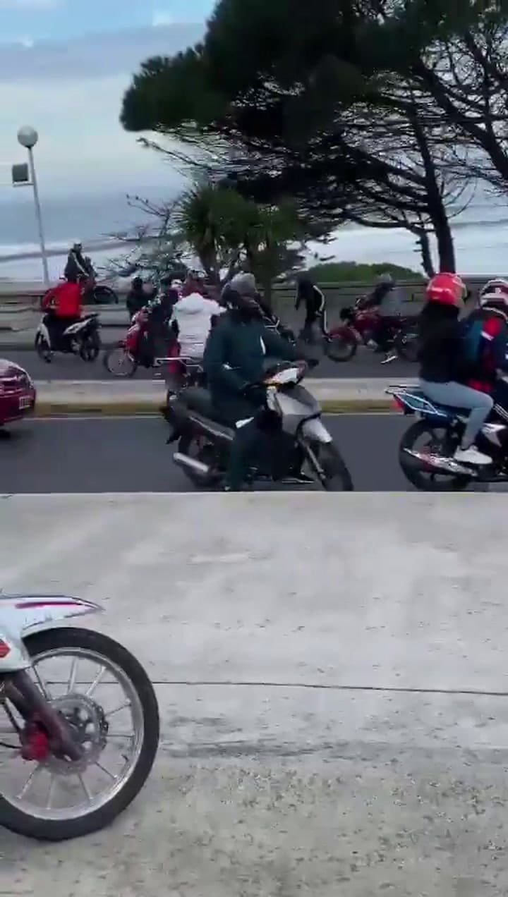 Ataque piraña en pleno centro de Mar del Plata: motochorros siguieron a una pareja en moto y los tiraron al piso