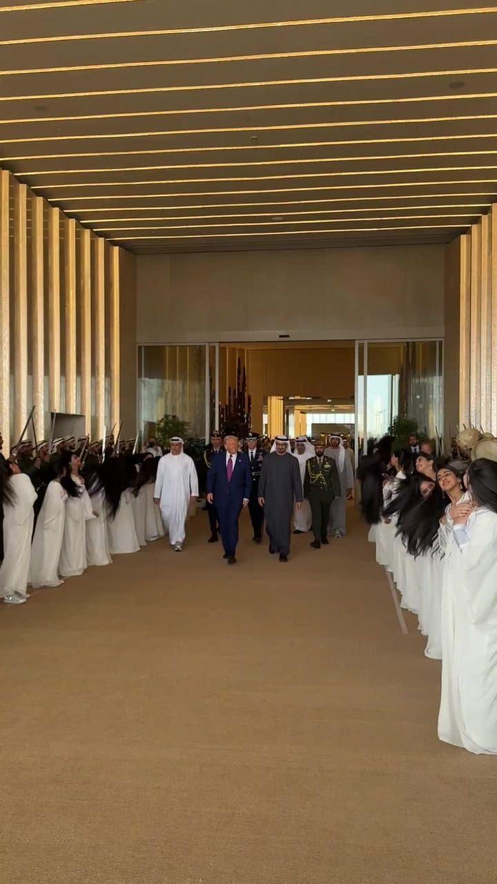 Así fue el recibimiento a Donald Trump en Abu Dhabi, con un baile tradicional árabe