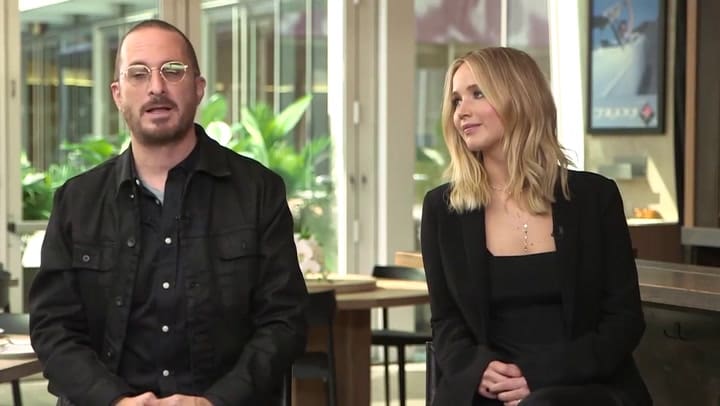 Jennifer Lawrence y Darren Aronofsky promocionando Madre - Fuente: YouTube