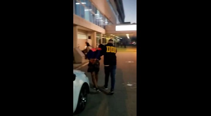 Estaba prófugo y cuando huía de los policías un vecino lo detuvo con una patada “voladora”