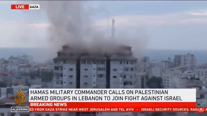 Guerra en Medio Oriente: el video en el que bombardearon un edificio en Gaza a espaldas de una periodista que transmitía en vivo