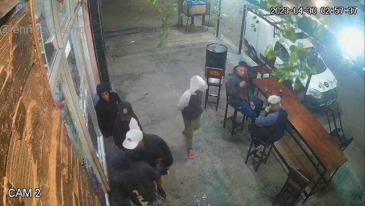 Se resistió a un robo, lo golpearon entre tres y uno le clavó un cuchillo (@jennydiserio)