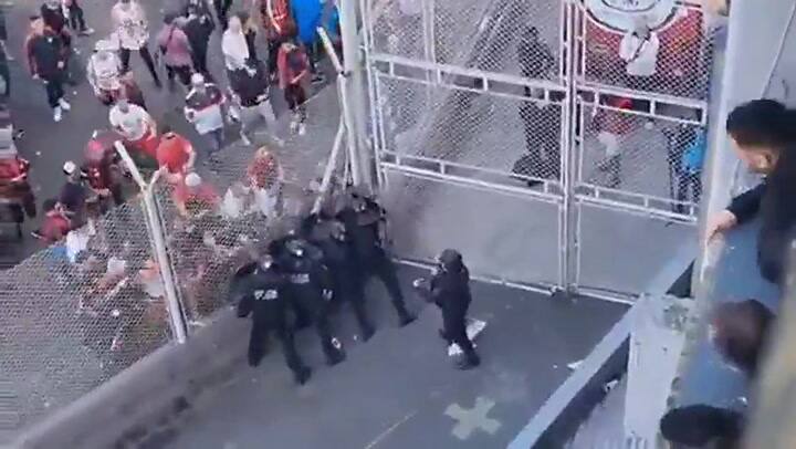 Incidentes entre la policía y los hinchas de San Lorenzo