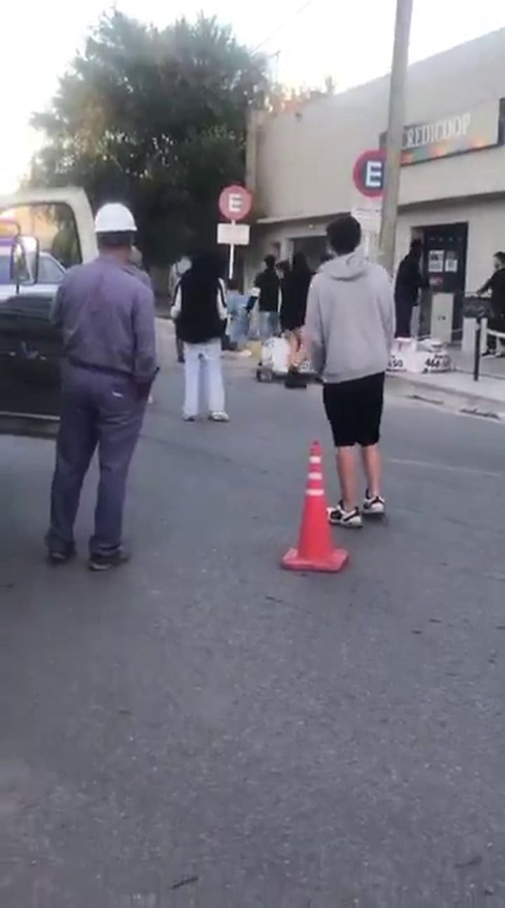 Otro video registró el momento del ataque y la huída