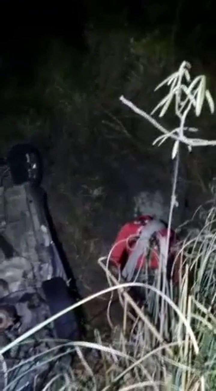 Córdoba: un auto se cayó de un barranco en Altas Cumbres y quedó destrozado