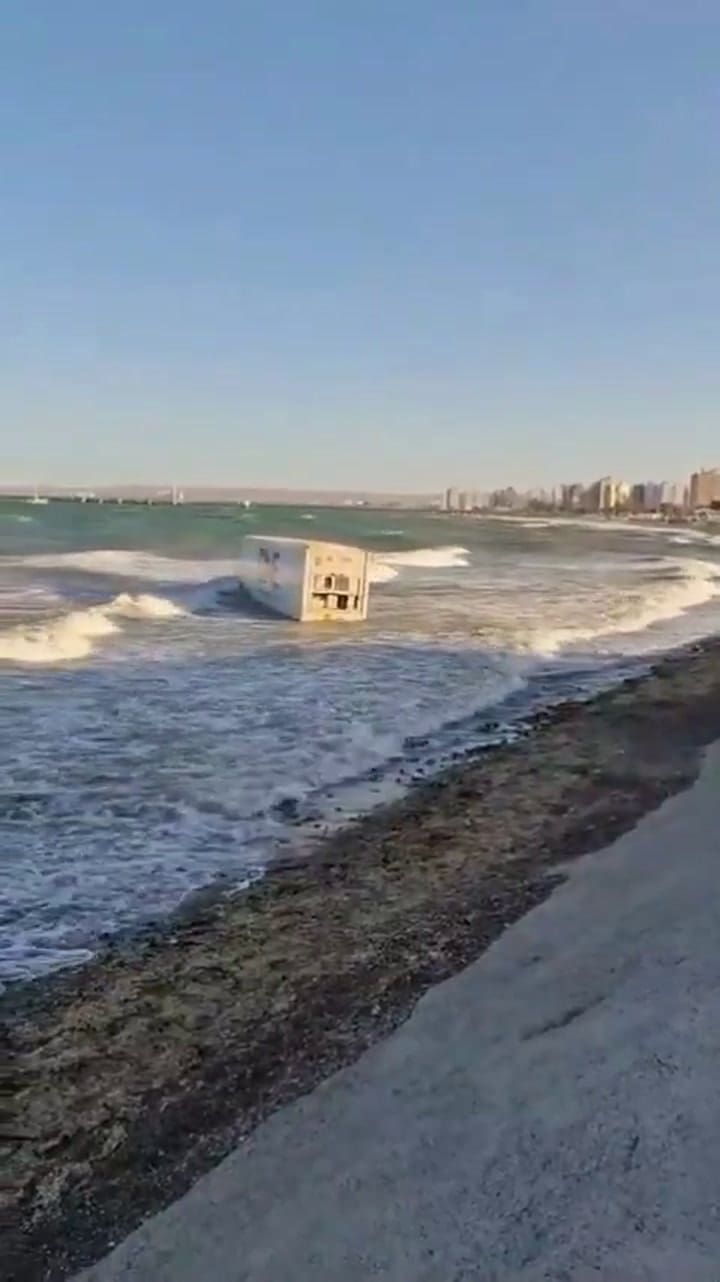 Un contenedor apareció flotando en las costas de Chubut