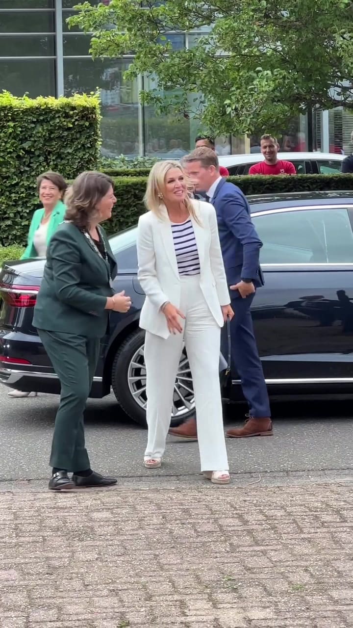 La reina Máxima deslumbró con un conjunto sastrero blanco