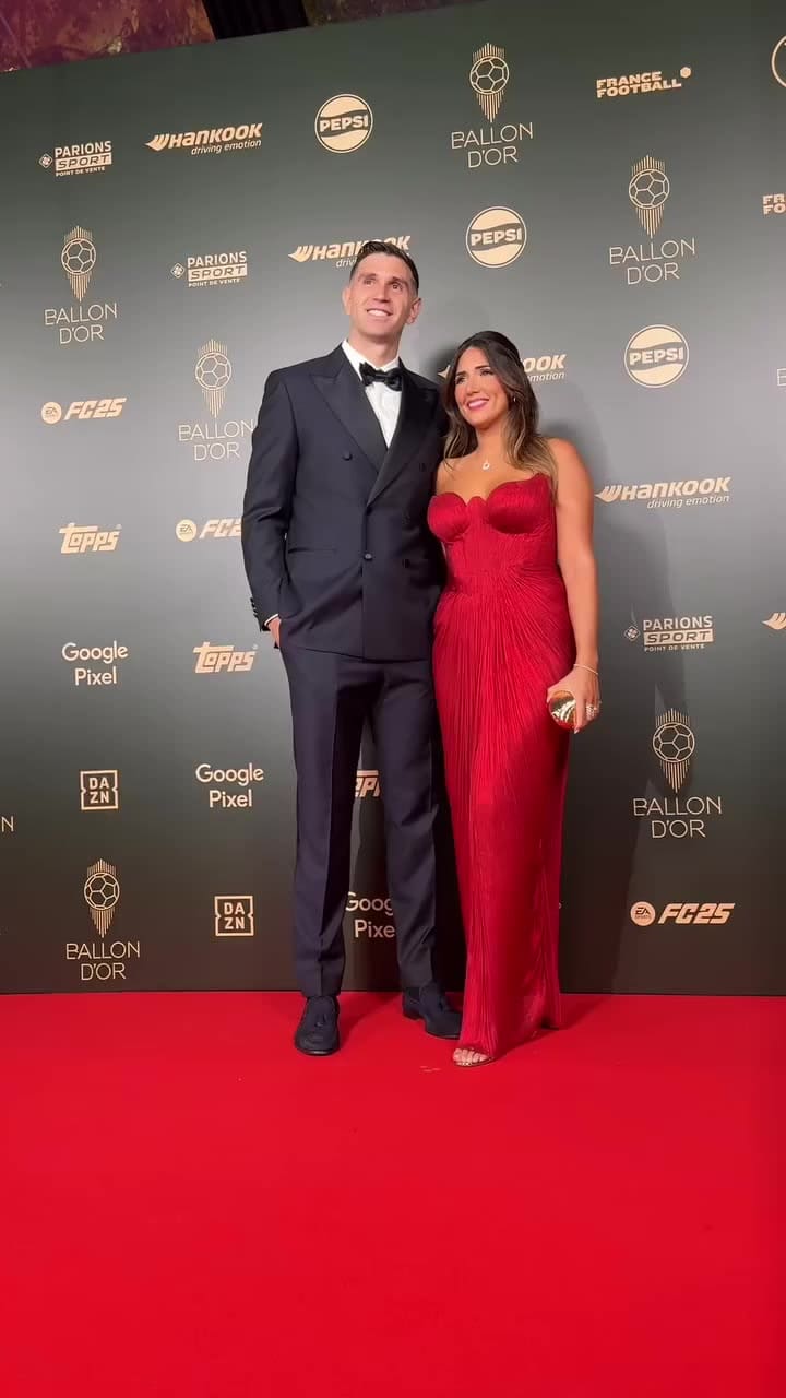 Dibu Martinez junto su esposa en el Balón de Oro