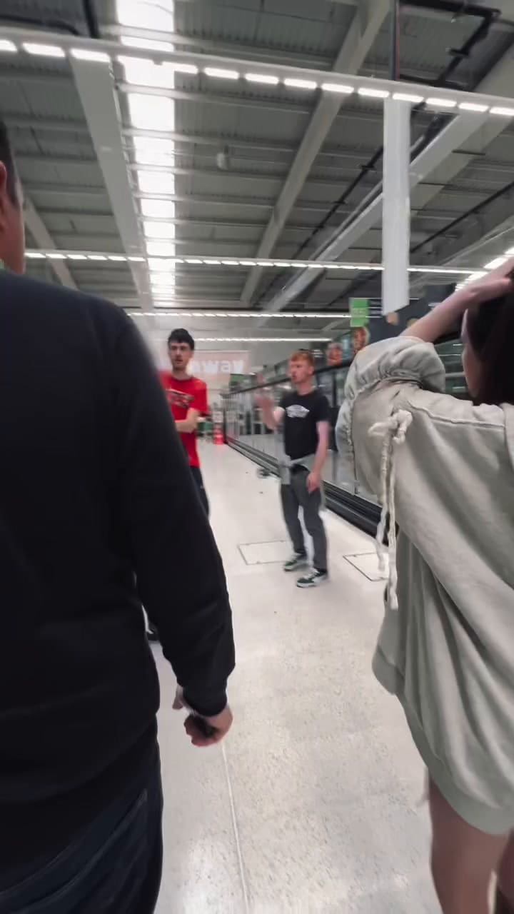 Un hombre destruyó el megáfono de una activista vegana