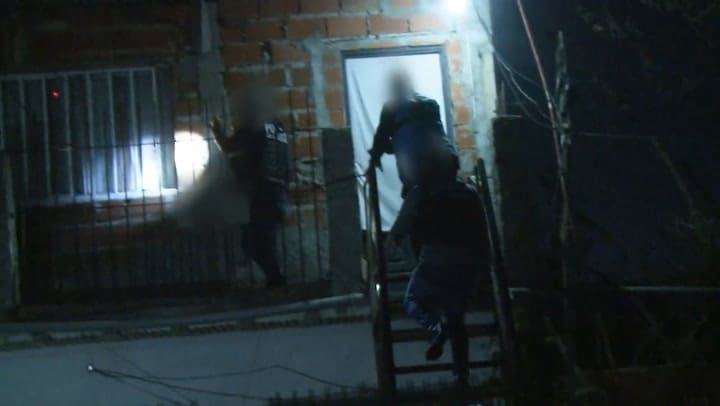 Detuvieron a un cartero y a un encargado por una estafa millonaria con una tarjeta de débito