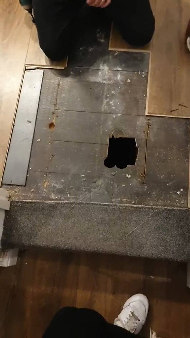 Encontró un sótano antiguo debajo de unas tablas de su casa