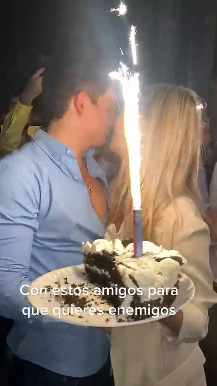 Su novia le dice que va a ser papá y la reacción se vuelve viral