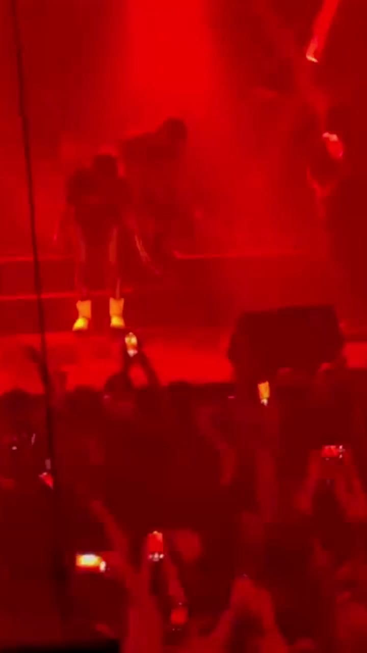 Maxi Trusso se tiró al público, no lo agarraron y tuvo que terminar el show acostado