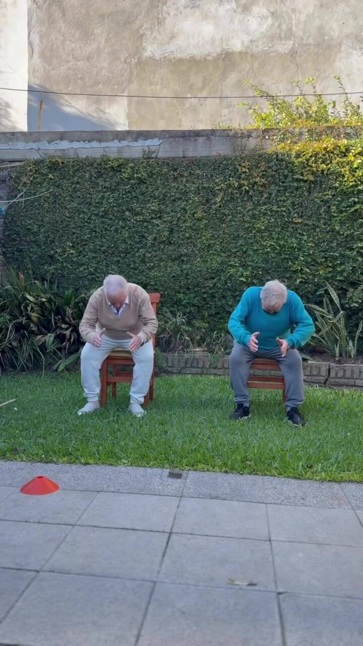 La rutina de entrenamiento de dos abuelos coordinada por su nieta