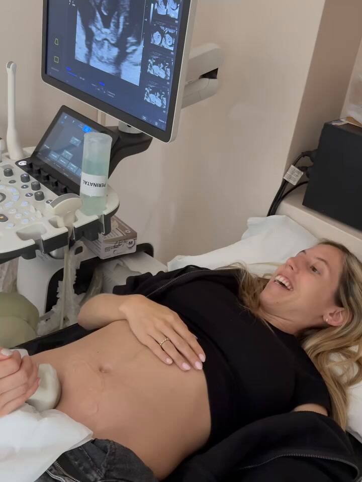 Así se enteraba Clara Sarkany del sexo de su bebé