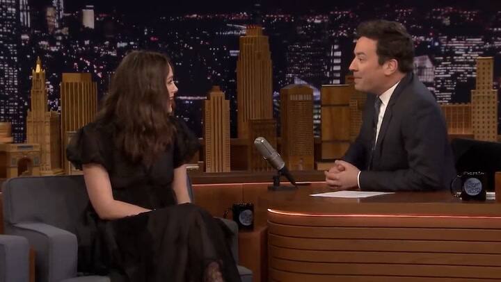 Keira Knightley toca 'Despacito' con sus dientes - Fuente: The Tonight Show Starring Jimmy Fallon
