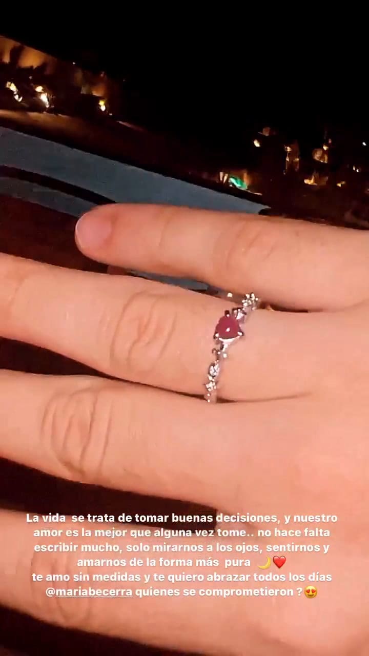 María Becerra enseña su anillo de compromiso