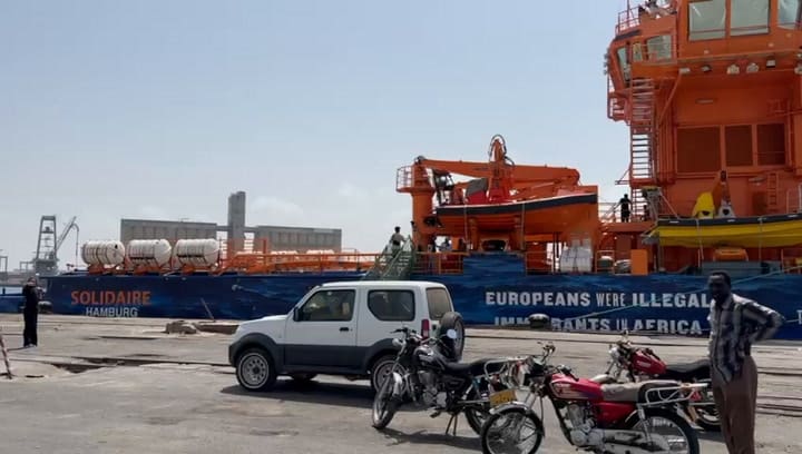 El barco de Solidaire, la organización de Enrique Piñeyro y Carla Calabrese, en Puerto Sudán