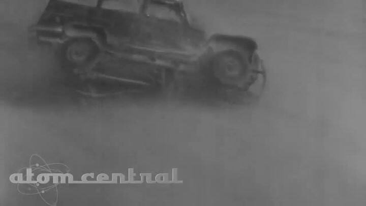 El efecto de una explosión nuclear en un auto - Fuente: YouTube