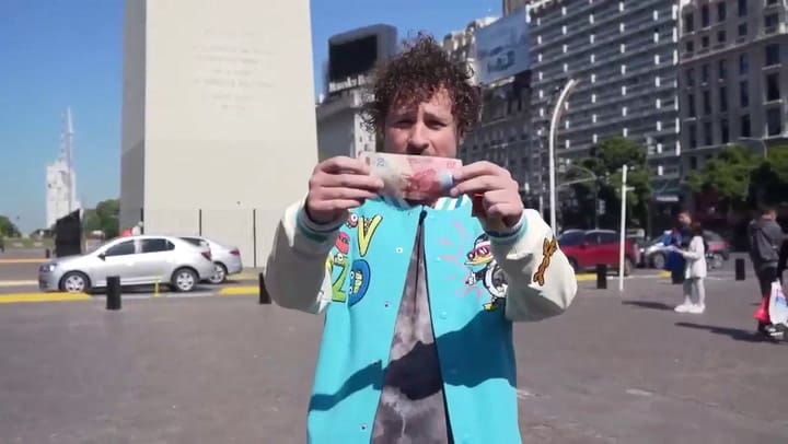 La comparación de Luisito Comunica sobre el valor del peso