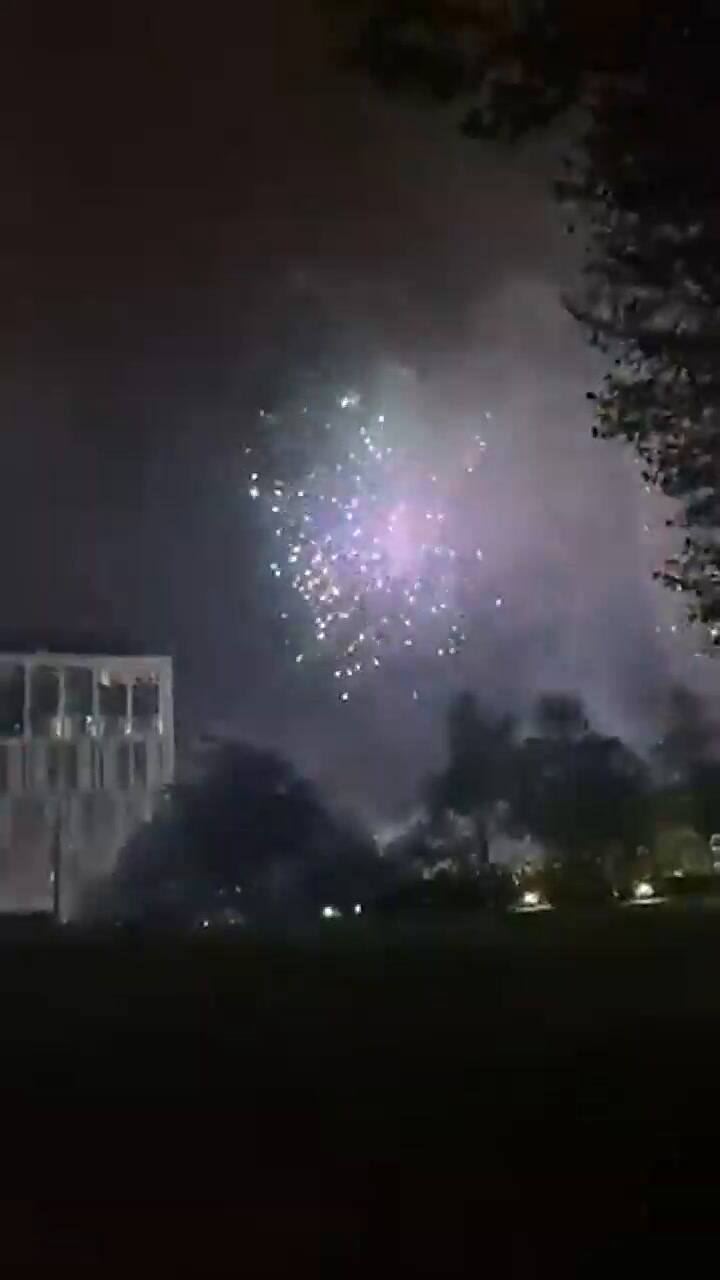 Los fuegos artificiales que arrojaron los hinchas del Everton en el hotel del Chelsea