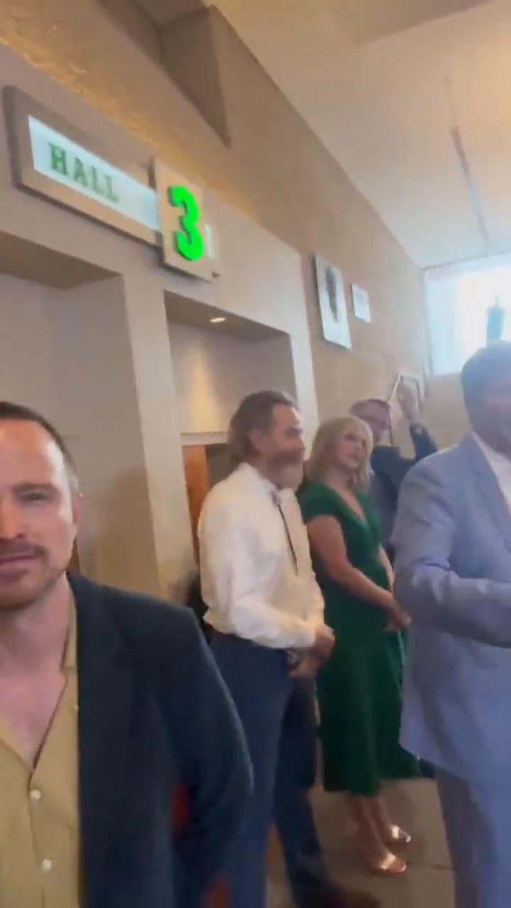 El elenco posó junto a las estatuas en Albuquerque, Nuevo México.