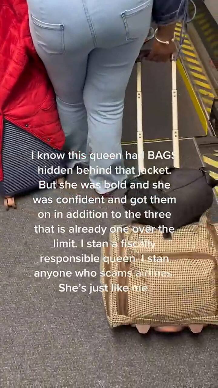 Una viajera aplicó un truco para llevar más valijas en el avión