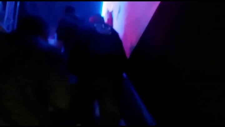 Fiesta clandestina en un bar de Flores