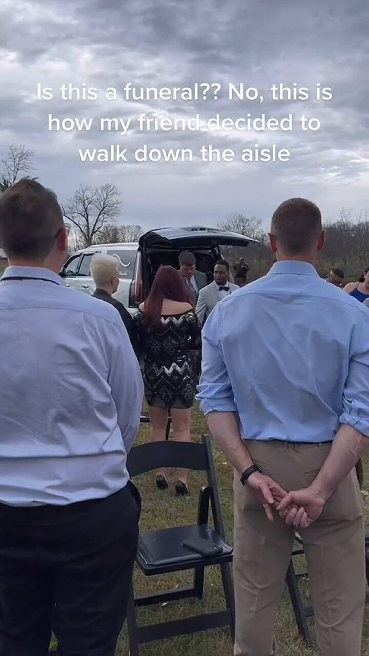 La peculiar manera en la que entró a su casamiento