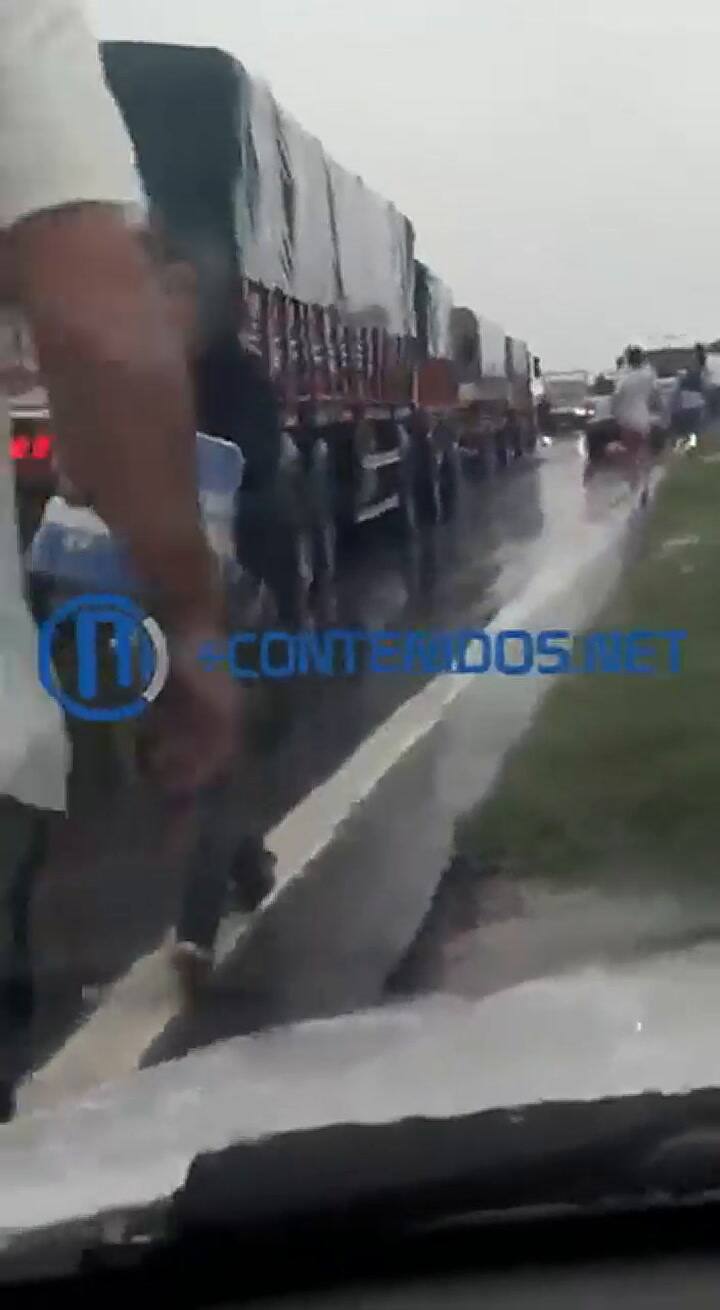 Saquearon un camión de cervezas que se acababa de accidentar