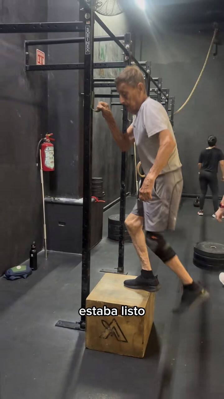 El "abuelo crossfitero" llegó casi al millón de vistas