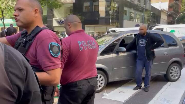 Santa Fe y Billinghurst: un auto atropelló a dos peatones