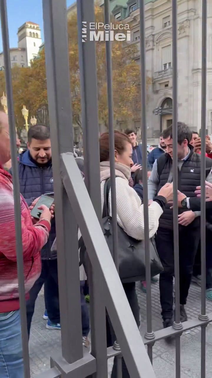 Milei saluda a niños de escuelas en la Casa Rosada