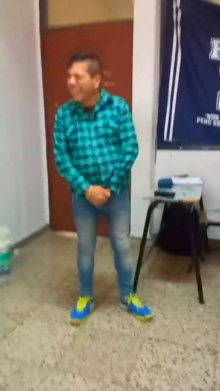 Los alumnos le hicieron una sorpresa al profesor y se emocionó